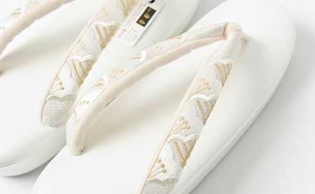 ぞうり　草履　松青海波の刺繍花緒　白　Ｍサイズ　お着物に　きものに 和装 履物 疲れにくい パーティー 誕生日会 周年 お茶会 入園 卒園 入学 卒業 結婚式 式典 セレモニ 篠原縫製