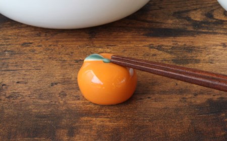 【波佐見焼】【12/21入金分まで年内発送】うつわになる鏡餅（みかんの箸置きセット）紅白箱付き 食器 皿 【光春窯】 [XD78]