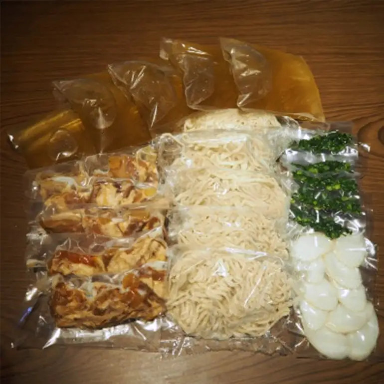 【うちなーそば 壱蘭】 とろとろ軟骨ソーキ ・ 沖縄そば 5食 セット (こだわりの 自家製生麺 ) 沖縄 そば 5人前 自家製 生麺 スープ 出汁 だし 具材付き ソーキ スペアリブ 味付け かまぼこ そば だし付き 簡単調理 冷蔵 沖縄料理 沖縄県 糸満市 14-1