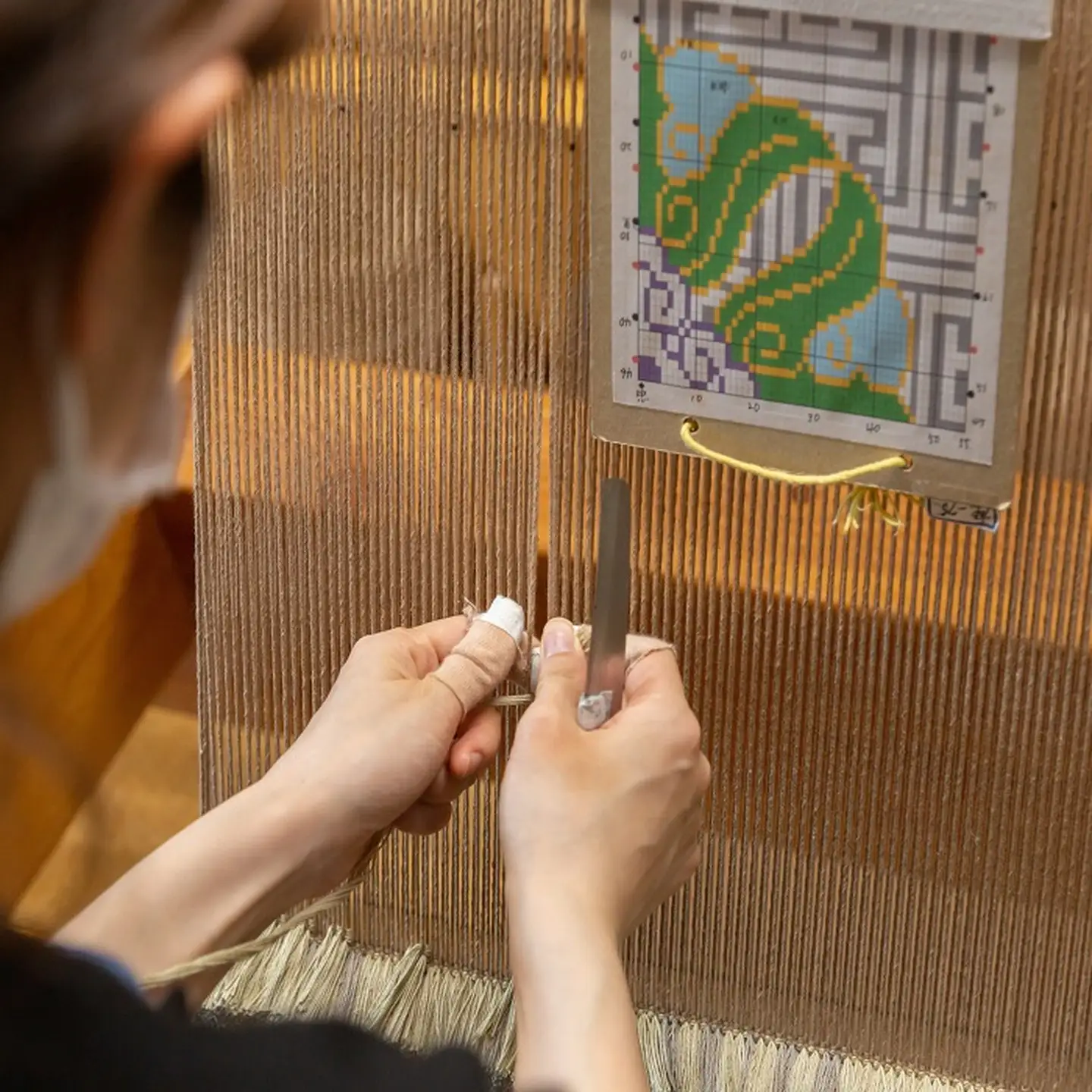 色をお選びいただけます　鍋島緞通[手織]蟹牡丹中心柄 45×45cm：C257-001