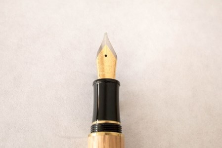 ふるさとの木を身近に感じる《アベマキ 万年筆》 1本 （ペン用ケース入り） | ツバキラボ ペン 文具 文房具 筆記用具 ケース入り 人気 贈り物 ギフト M49S01