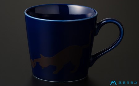 【美濃焼】藤巻百貨店別注 華猫のマグカップ『ネイビー』多治見市 / 株式会社caramo 藤巻百貨店(丸モ高木陶器） マグカップ [TBB001]