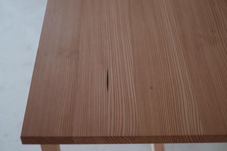 ウッドデスク『mina no mori DeskA（wood Frame）〈ミナノモリ デスクA（ウッドフレーム）〉』信州南相木村産カラマツを使用したベーシックなデスク。学習机や書斎・リビングなど様々な用途で永くご利用頂きたいベーシックなウッドデスクです。
