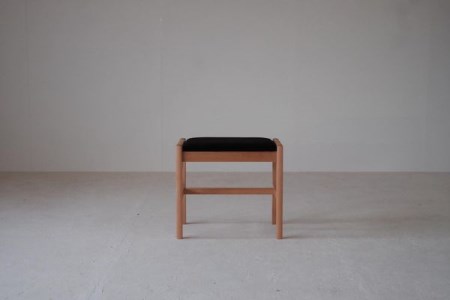 ウッドスツール『mina no mori StoolA(woodFrame)〈ミナノモリ スツールA（ウッドフレーム）〉』信州南相木村産のカラマツを100％使用したベーシックなスツール。様々な用途で永くご利用頂きたいベーシックなウッドスツールです。