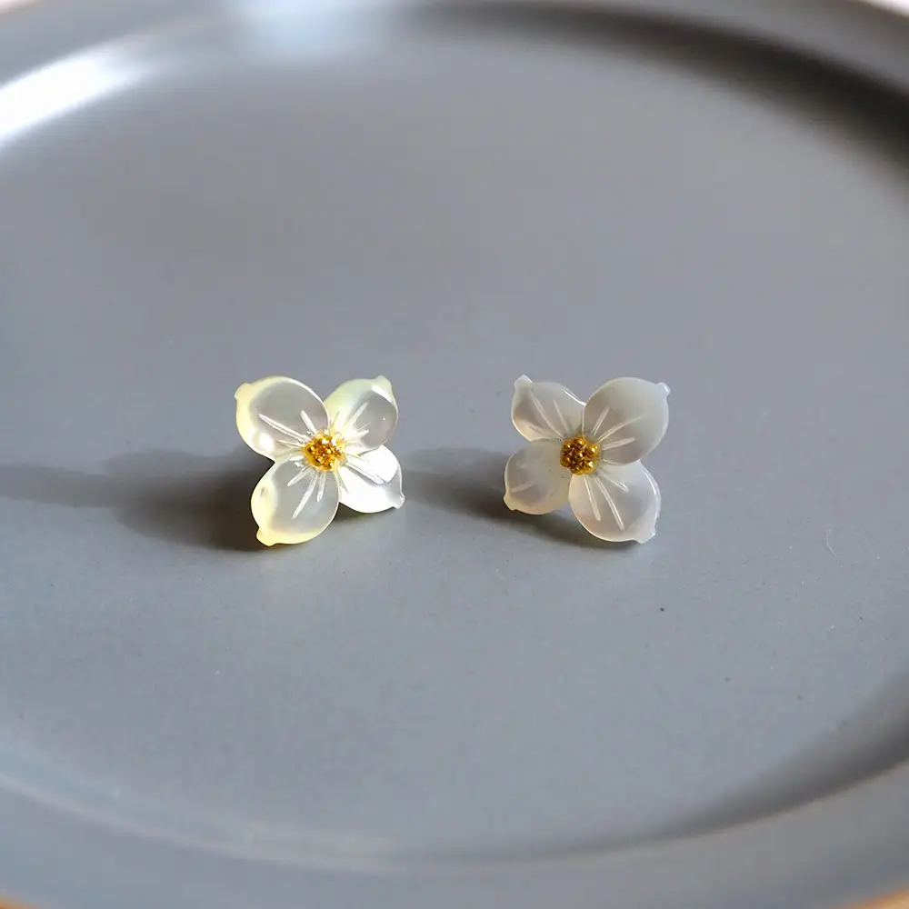 シェルのピアス ハナミズキ［ホワイト］ チタン製ピアス ハンドメイド No.040-01