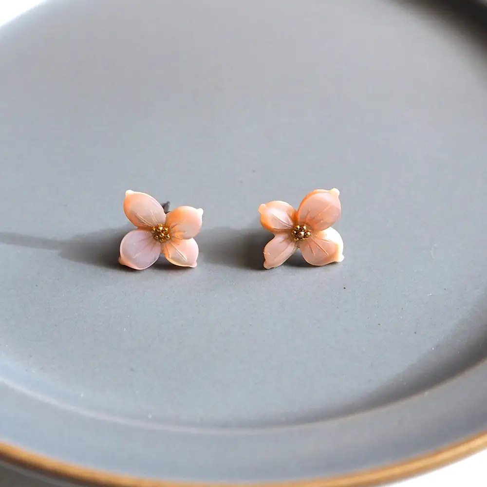 シェルのピアス ハナミズキ［ピンク］ チタン製ピアス ハンドメイド No.040-02