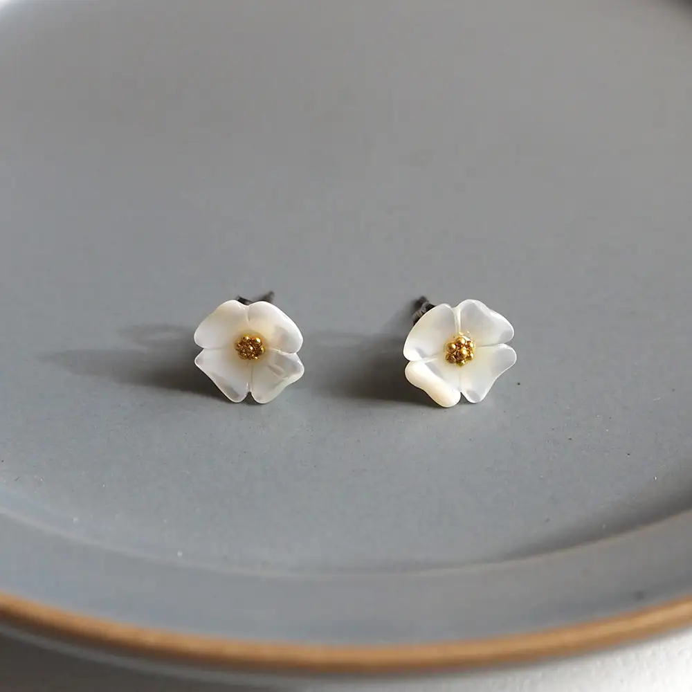 シェルのピアス ハナミズキ［ミニ］ チタン製ピアス ハンドメイド No.040-03