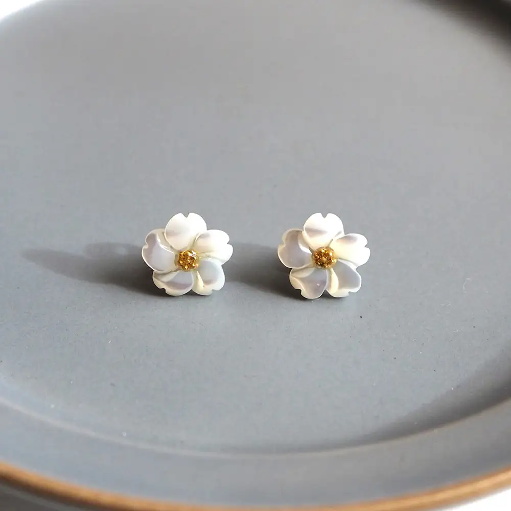 シェルのピアス フラワー［ホワイト］ チタン製ピアス ハンドメイド No.040-04