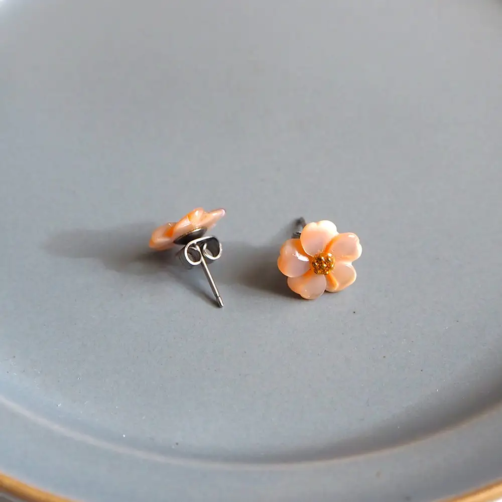 シェルのピアス フラワー［ピンク］ チタン製ピアス ハンドメイド No.040-05