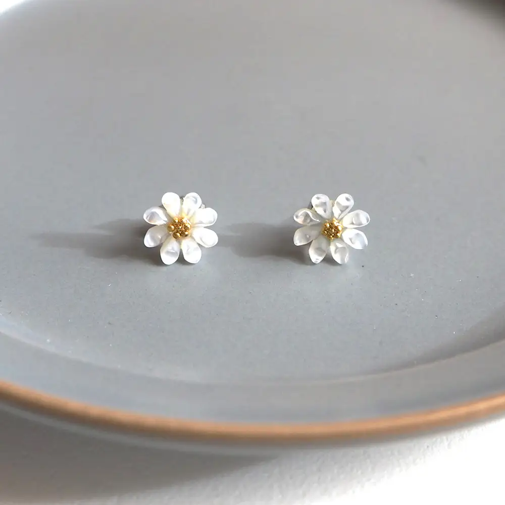 シェルのピアス マーガレット［ホワイト］チタン製ピアス ハンドメイド No.040-06
