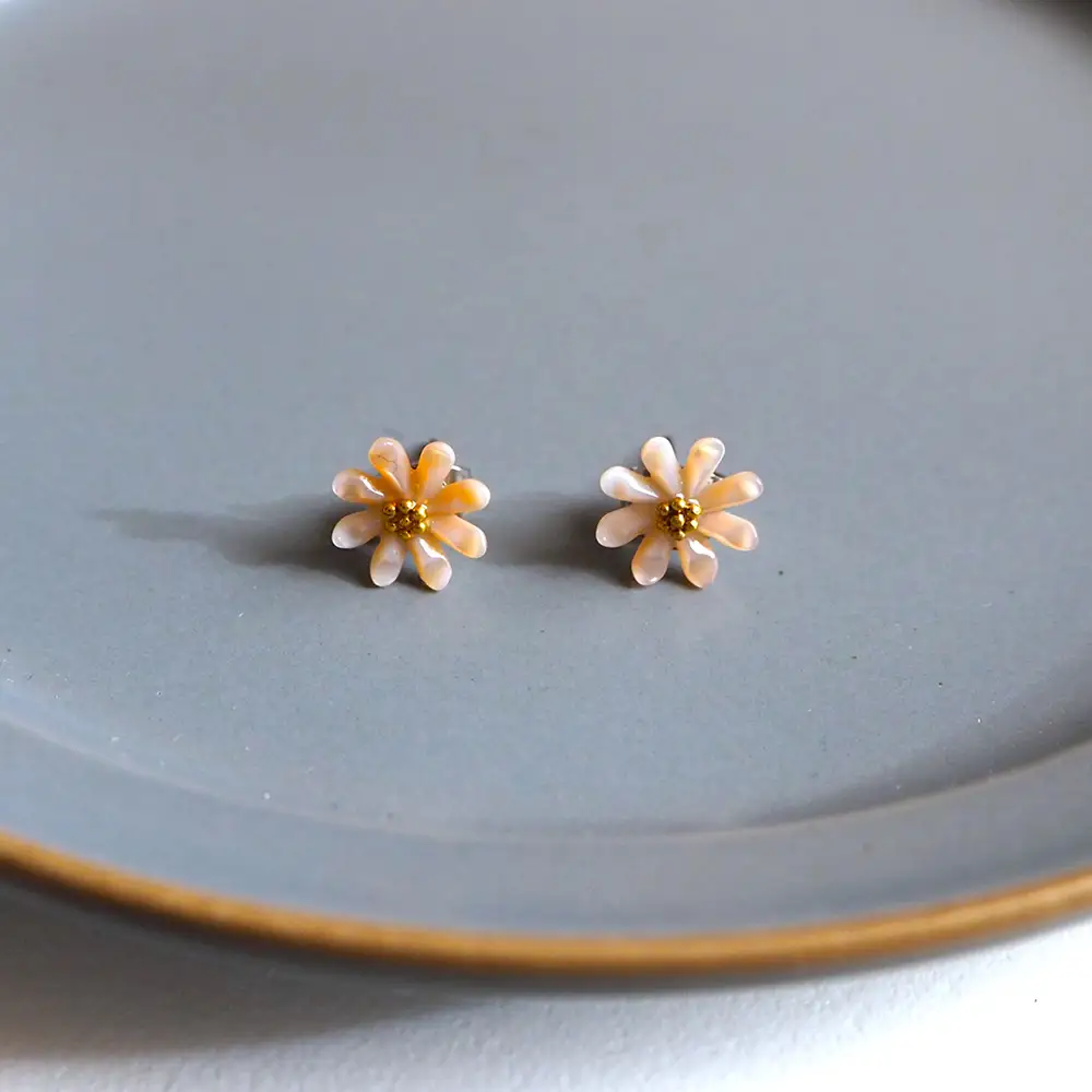 シェルのピアス マーガレット［ピンク］チタン製ピアス ハンドメイド No.040-07