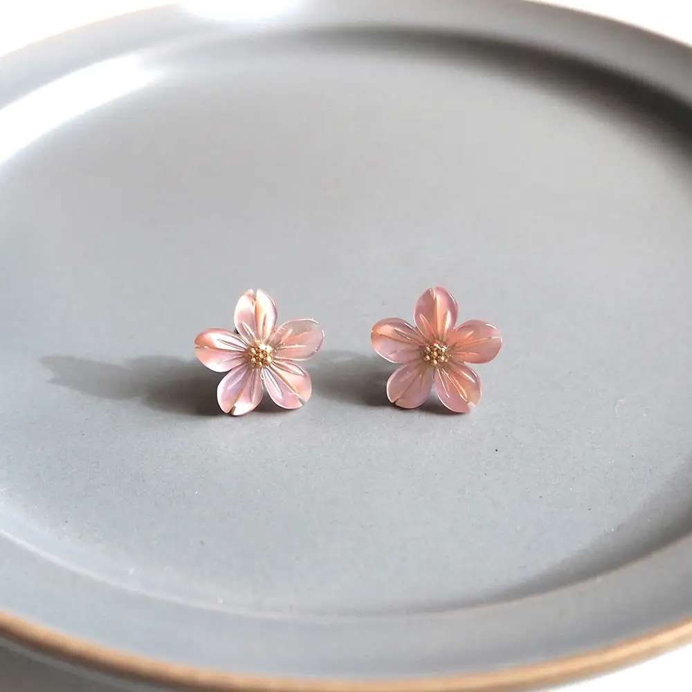 シェルのピアス 桜［ピンク］チタン製ピアス ハンドメイド No.040-08