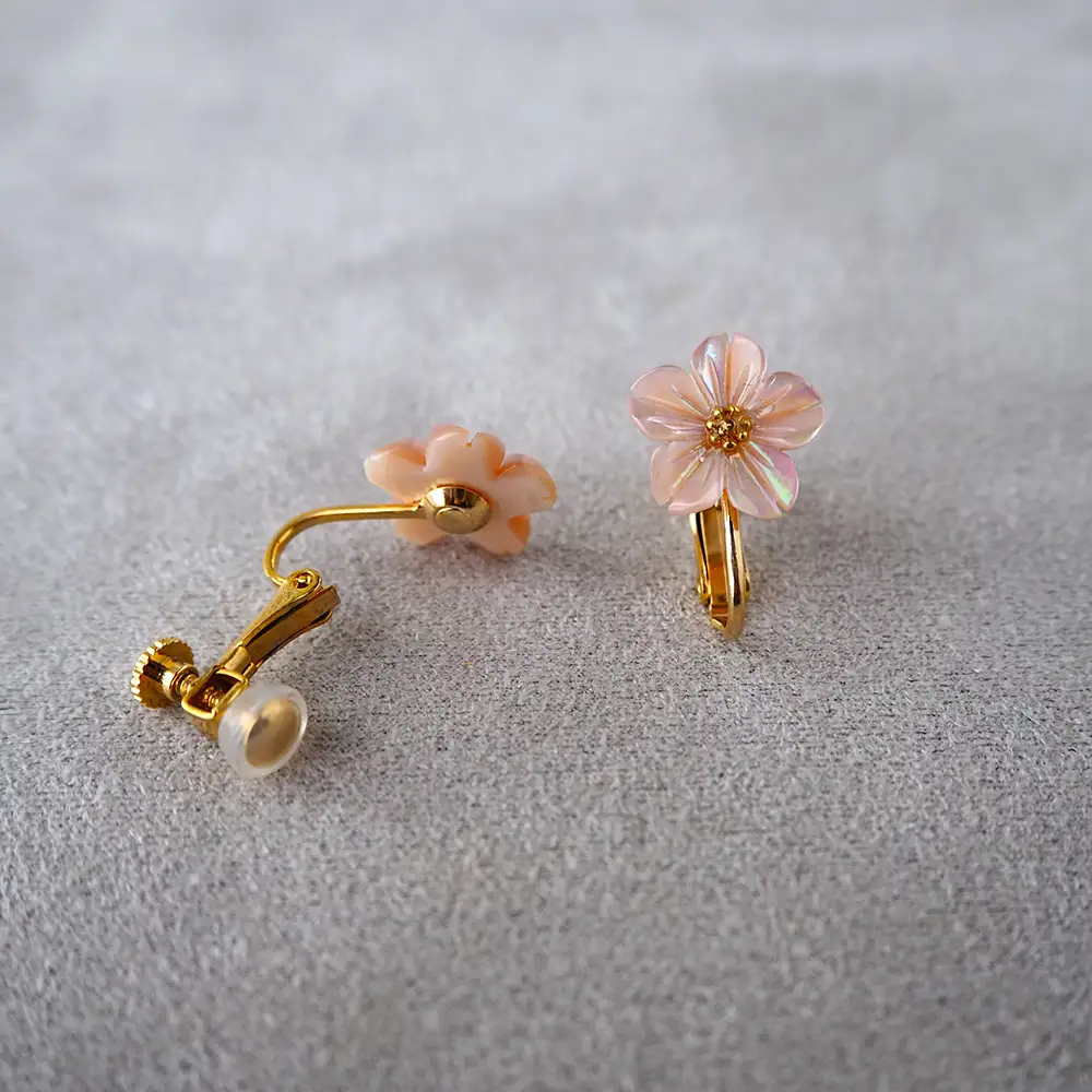シェルのイヤリング 桜［ピンク］ 金属アレルギー対応 真鍮製メッキ製（シリコンカバー付き） ネジバネ式イヤリング ハンドメイド No.042-08