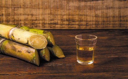 ヘリオス酒造【50年以上のロングセラーブランド】沖縄産さとうきび100％・沖縄ラム漬けハブ酒「うるま」40%720ml【化粧箱入り】