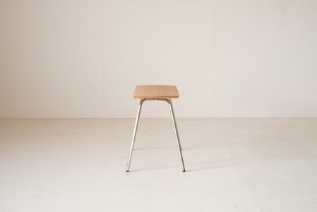 ベーシックなウッドスツール　『mina no mori Stool B(SUSFrame)　＜ミナノモリ スツールB（ステンレスフレーム)＞』　信州南相木村産のカラマツを使用したベーシックなスツール。様々な用途で永くご利用頂きたいベーシックなウッドスツールです。