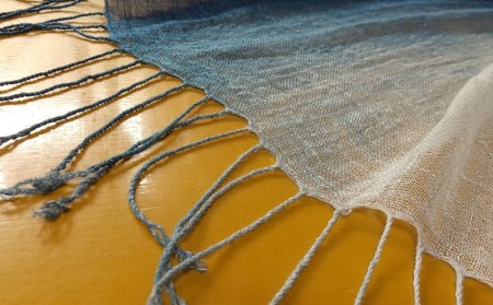 琉球藍染ストール　グラデーション