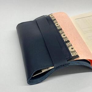 革工房いんのしま山羊革(ゴート)ブックカバー文庫本サイズ(色:紺)