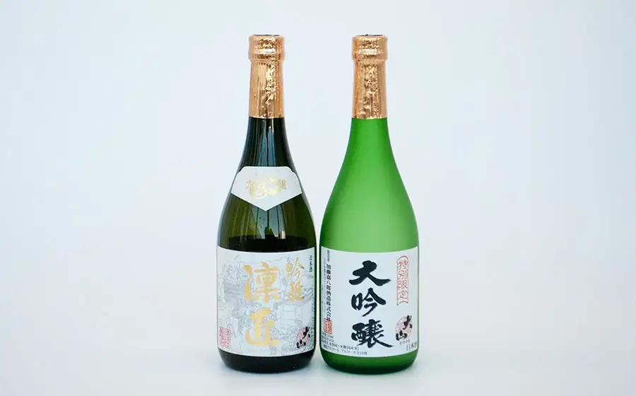 蔵自慢の日本酒　大山　大吟醸＆純米大吟醸　２本セット　（720ml × 2本）　山形県鶴岡市　山形県酒類卸株式会社　K-8102　| 酒 お酒 地酒 さけ 大吟醸酒 純米大吟醸酒 贈り物 贈答 お礼 プレゼント ギフト ご当地 特産品 おすすめ 人気 お取り寄せ 返礼品