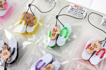 島ぞうりストラップ 8個セット(赤・青・黄・ピンク・緑・紫・黒・オレンジ)