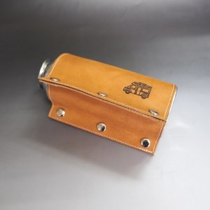 【1077-1】心躍るビンテージレザーの質感！牛革CB缶カバー BEIGE　( 野口オートキャンプ場 協力)