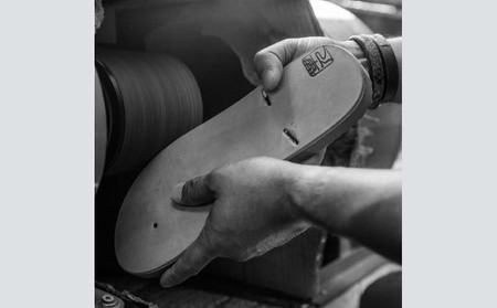 【革人】もとぶ牛　革ぞうりオレンジ（フラットソール・男女兼用）