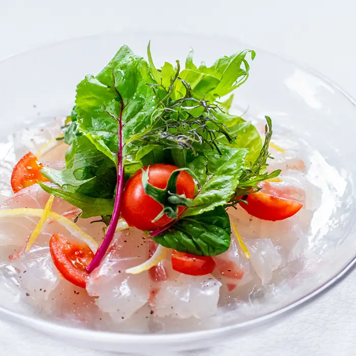 【先行受付】 朝獲れ 真鯛 フィーレ 皮付き 皮なし 500g以上 刺身 冷蔵 養殖 たい タイ マダイ セット 真空パック 産地直送 当日発送 鮮度抜群 鯛めし 鯛丼 カルパッチョ お取り寄せ ギフト 贈答 はやぶさ水産 四国 高知県 大月町 柏島産