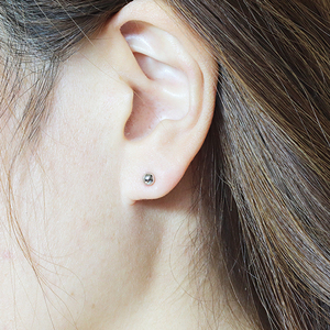 プラチナ 4㎜ ミラーボールピアス 　山梨 スタッドピアス プラチナピアス シンプルピアス プラチナ PT900 ジュエリー アクセサリー 山梨県 甲斐市 BQ-24