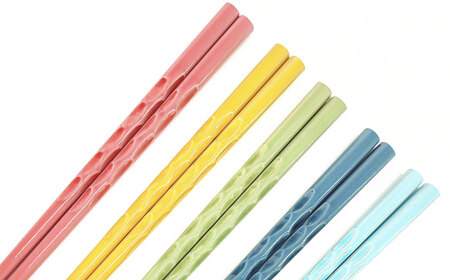 若狭塗箸　【食洗機対応】持ちやすい木彫り箸　にっぽんの伝統色５膳セット｜ 箸 はし お箸 日本製 セット 伝統工芸品 日用品 食洗器 木彫り 木 木材 若狭塗 天然 おしゃれ カラフル 新年 新しいお箸 新生活 新生活準備 5色 塗り箸 抗菌 国産 送料無料 [BFCL003]