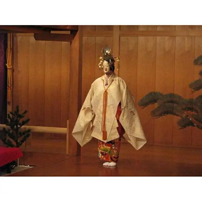 能楽師による能装束着附け＆能舞台の上で写真撮影