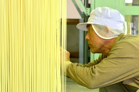 TV番組「マツコ＆有吉 かりそめ天国」で紹介！ふたつの伝統の融合がかなえた 冷麦のおいしさを超えた冷麦 九鬼太白純生胡麻油使用 四日市手延めん (冷麦）3束入 ×2袋（約15人前）／金魚印 王道 大矢知 伝承の味 高級麺ひやむぎ 手延冷麦 無添加 手延べ 九鬼 ごま油 胡麻油 九鬼産業 長期保存 そうめん ひやむぎ 素麺 そうめん 乾麺 麺 人気 贈答 家庭用 三重県 四日市市 ふるさと納税