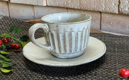 【美濃焼】荒土 しのぎ カップ&ソーサー 2色 ペアセット【竜仙窯】食器 コーヒーカップ ティーカップ プレート ケーキ皿 取り皿 珈琲 紅茶 お茶 ティータイム ペア 夫婦 カップル ホワイト グレー 白 灰 モノトーン おしゃれ レンジ対応 送料無料 [MDD036]