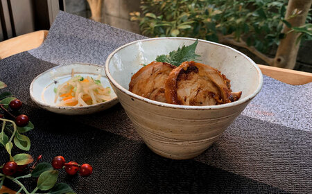 【美濃焼】和モダン カフェ ボウル 黒・白 ペアセット ＋ ボーン 箸置き【竜仙窯】食器 鉢 丼 どんぶり 副菜鉢 サラダボウル ペア 夫婦 カップル ホワイト ブラック 白 黒 モノトーン おしゃれ レンジ対応 送料無料 [MDD037]