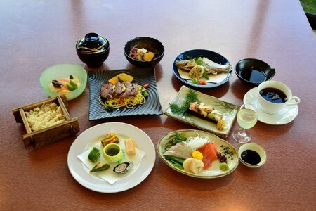 【花の森ホテル】ご宿泊やお食事に使える花の森ホテル利用券9000円｜D17