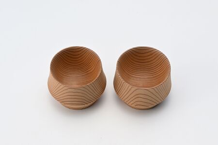 ぐい呑み 新潟県産杉のぐい呑み「樹盃 Sugi」2個入り《1個のサイズ：Φ65×H50~52mm》朝倉家具