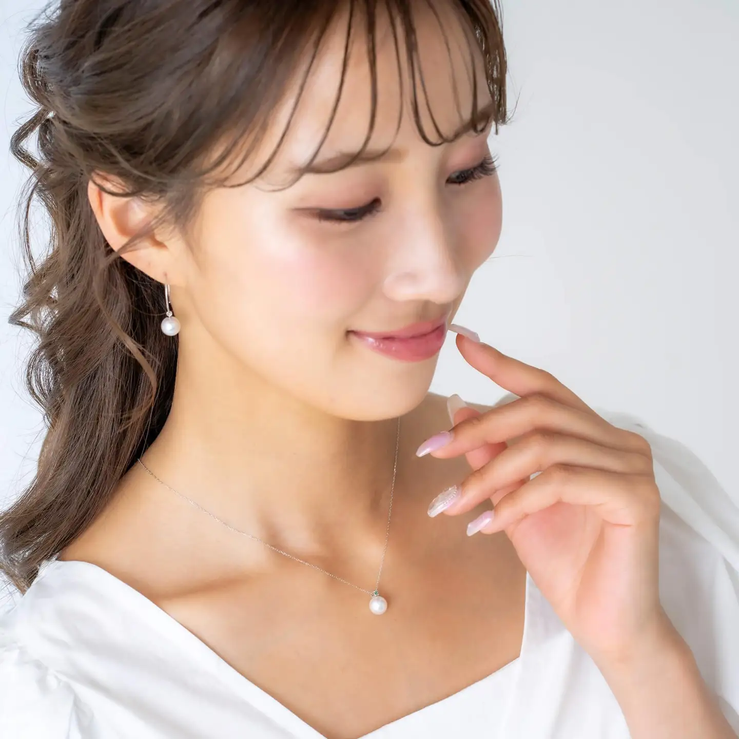 5月 誕生石 エメラルド 無調色 アコヤ真珠（日本） 8.0mm ラウンド Pt900 プラチナ ペンダント ネックレス（チェーン付き）