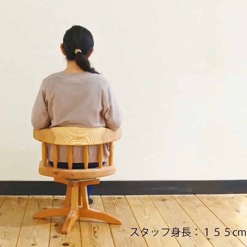 紀州スギの回転コシローチェア / 和歌山 田辺市 龍神村 紀州杉 紀州スギ 杉の木 杉 スギ 桜 サクラ 椅子 ローチェア チェア 回転椅子 回転チェア 家具【gwo020-1】