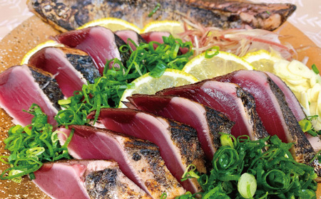 魚市場 の目利きが 厳選 本場 高知 の カツオのタタキ （タレ付き 血合い抜き）スライス済み ＆ 節 合計約550～600g 冷凍 海鮮 魚 魚介 かつお カツオ 鰹 たたき タタキ 新鮮 ごちそう 高知県 四万十市 四万十 しまんと 26-612