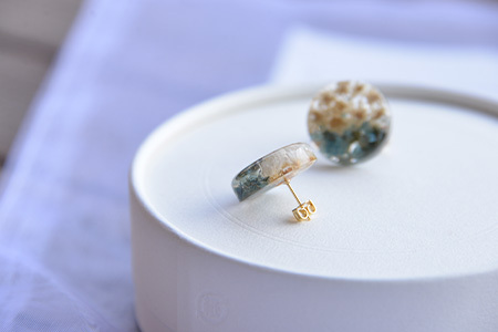 木の藍染×小花　樹脂ピアス【徳島 那賀 木 木の藍染×小花 樹脂 アクセサリー ピアス ジュエリー シンプル 上品 大人 エレガント かわいい おしゃれ オフィス 女性 レディース プレゼント ギフト 手作り】TR-14-2