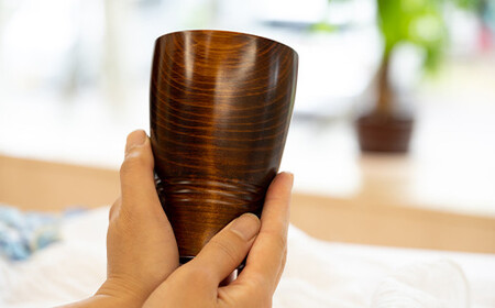 漆こっぷ -曉-弐 （ 赤松 ： 茶 ） ＜ゆうび＞ ／ 拭き漆仕上げ 漆塗り 食器 コップ 漆器 カップ グラス タンブラー 木製 漆製品 プレゼント ギフト 贈り物 誕生日 自宅用 家庭用 普段使い 自分用 シンプル 和食器 おしゃれ 岩手県 八幡平市