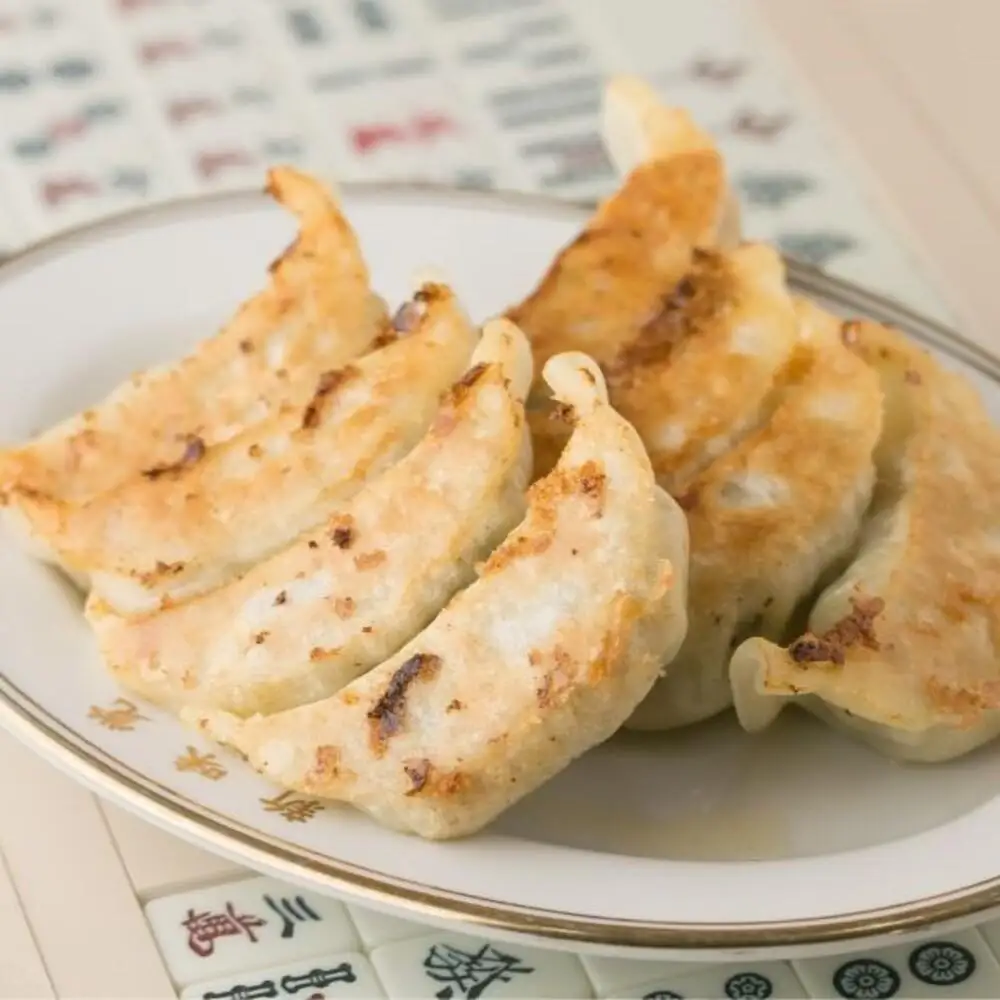 ミシュラン掲載の餃子専門店「新味覚」の餃子。上質な小麦でつくる皮の絶妙の薄さ、食材の産地と鮮度にこだわった餡。その人気には理由がある。 特製冷凍生餃子 54個（18個入×3箱）セット