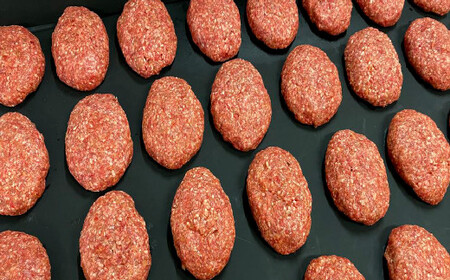 肉屋の拘り 牛100％ 手ごね 生ハンバーグ 100g×30個 計3kg デミグラスソース付き
