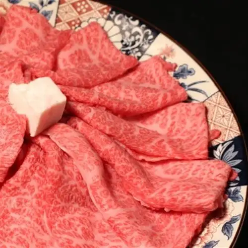 稲葉メルヘン牛(A5)　すき焼き用肩ロース900g【配送不可地域：離島・北海道・沖縄県・東北・中国・四国・九州】【1291452】