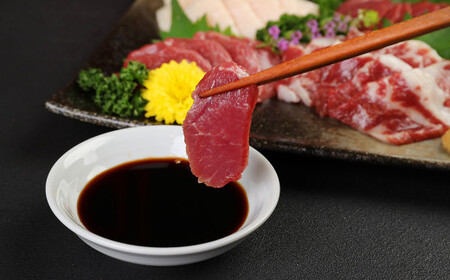 【定期便6か月】 あか牛 すきやき ・ しゃぶしゃぶ 用 サーロイン 肉 1kg(500g×2)、馬刺し 300g(赤身100g 霜降り100g たてがみ100g) 食べ比べ セット