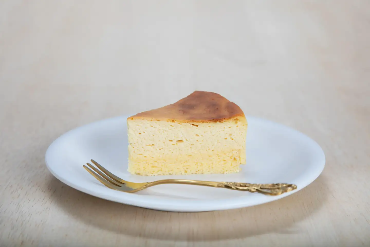 チーズケーキ シルキーチーズ 1ホール(直径約15cm) 8カット 冷凍【個包装 スウィーツ ケーキ 烏骨鶏 烏骨鶏卵 香川県】