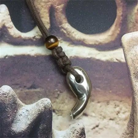 勾玉銀の笛　天然石ビーズ付き　小さめサイズ(約20mm)_ペンダント 彫金 シルバー アクセサリー ホイッスル 防災 防災グッズ 非常用 防災用品_【1200438】