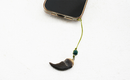 北海道枝幸産 ヒグマの爪ストラップ 4cm前後 【 くま 熊 ヒグマ 羆 アクセ スマホ ファッション小物 アクセサリー 民芸品 工芸品 伝統技術 北海道 オホーツク 枝幸 】