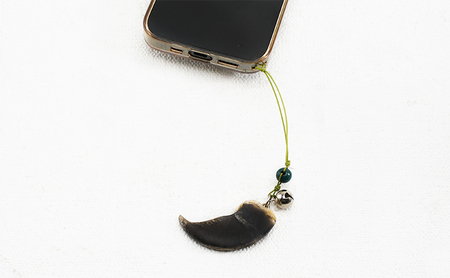北海道枝幸産 ヒグマの爪ストラップ 4.5cm前後【 くま 熊 ヒグマ 羆 アクセ スマホ ファッション小物 アクセサリー 民芸品 工芸品 伝統技術 北海道 オホーツク 枝幸 】