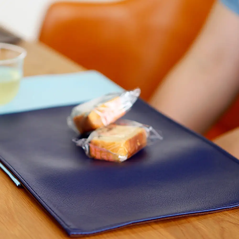 PVCレザーカフェマット「LETEA」　2枚セット（ブラック） ／ カフェマット レザー 撥水 2枚セット おしゃれ 北欧 モダン 拭ける 高級感 ティータイム ランチ ディナー 日本製 汚れ防止 傷防止 ギフト 無地 雑貨 日用品 インテリア 千葉県 No.214-02