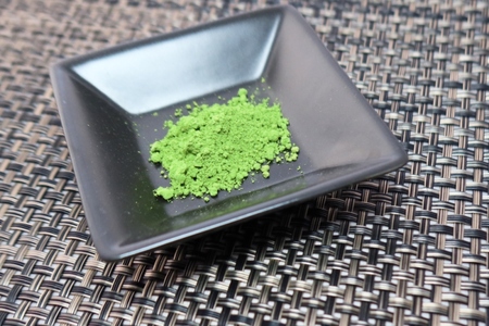 日本茶鑑定士監修の宇治抹茶（40g入り）と黒ティーカップ〈お茶 茶 煎茶 緑茶 粉末 宇治抹茶 抹茶 ティーカップ 石臼挽き 飲料 加工食品 ハンドメイド 日本茶鑑定士〉