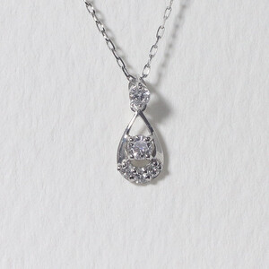 プラチナ　雫ダイヤモンドペンダント　0.10ct